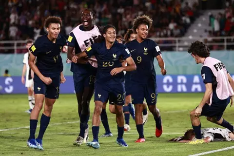 فرنسا تهزم كولومبيا وتتأهل لدور الستة عشر بمونديال الناشئين